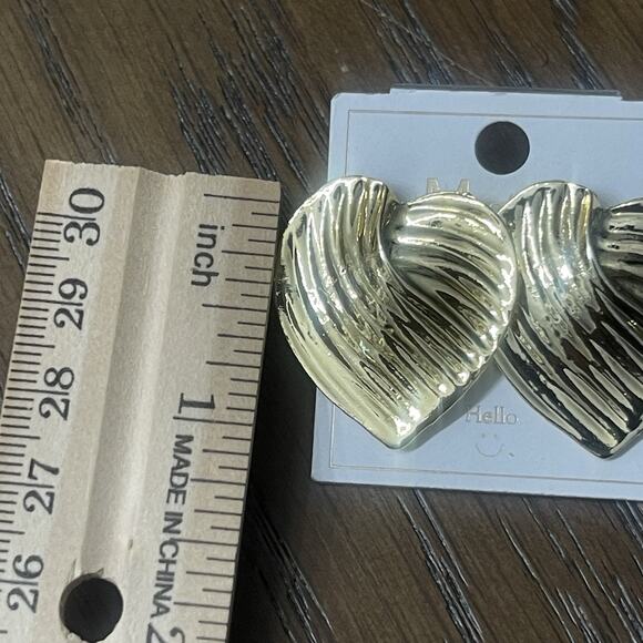 Vintage Goldtone Heart Earrings Fashion Post Novelty Love Valentines Jewelry - Picture 3 of 4